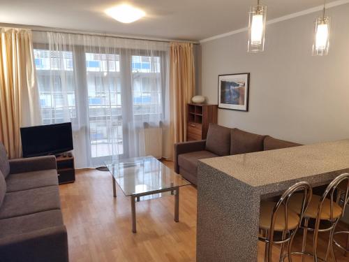 uma sala de estar com um sofá e uma mesa em Apartament Cafe Del Mar em Świnoujście
