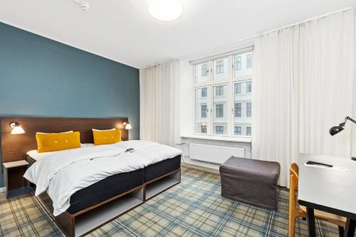 Postel nebo postele na pokoji v ubytování Ibsens Hotel