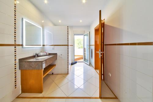 La salle de bains est pourvue d'un lavabo et d'une fenêtre. dans l'établissement Casa Jem, à Teulada