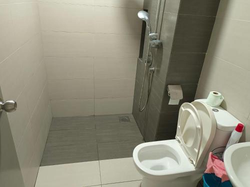 ein Bad mit einer Dusche, einem WC und einem Waschbecken in der Unterkunft Peace home 23 in Cyberjaya