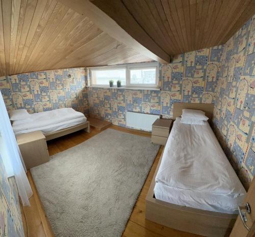 Un pat sau paturi într-o cameră la Laurentroom Townhouse