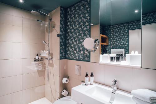 ベルリンにあるTownhouse Berlinの洗面台と鏡のあるバスルーム