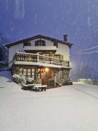 une maison dans la neige dans la neige dans l'établissement Hotel Rural El Sestil, à Dobres