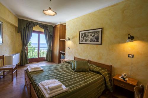 een slaapkamer met een bed in een kamer met een raam bij Hotel Internazionale in Ancona