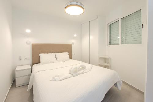 A bed or beds in a room at Stunning Apartment with Ocean View