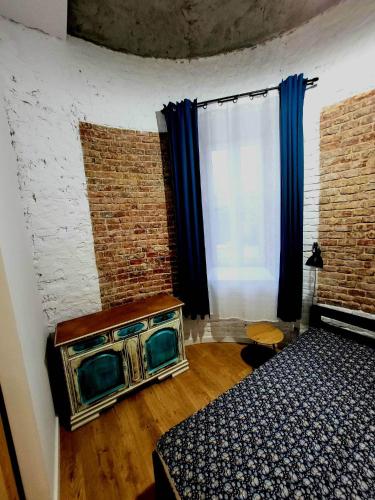 ein Schlafzimmer mit einem Bett und einem TV in einem Zimmer in der Unterkunft Tatarska Sen Apartamenty in Przemyśl