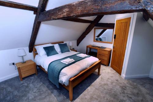 een slaapkamer met een kingsize bed en een spiegel bij Alfred Russel Wallace Restaurant with Rooms in Usk