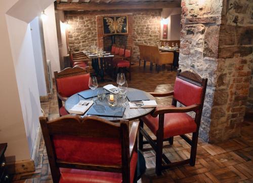 - une salle à manger avec une table et des verres à vin dans l'établissement Alfred Russel Wallace Restaurant with Rooms, à Usk
