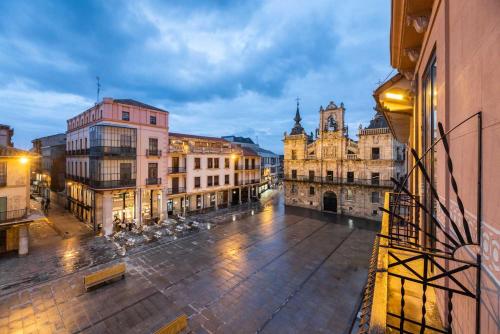 a view of a city street at night at Exe Astur Plaza in Astorga