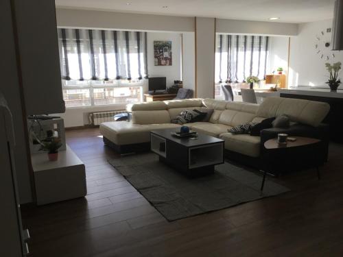 a living room with a couch and a table at Gran piso alto LuzDiseño centrico con garaje in León