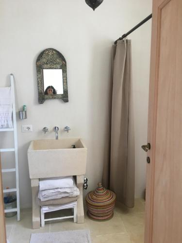 a bathroom with a sink and a mirror at Ca’ dell’Agave-Le more-Villa immersa negli ulivi in Surano