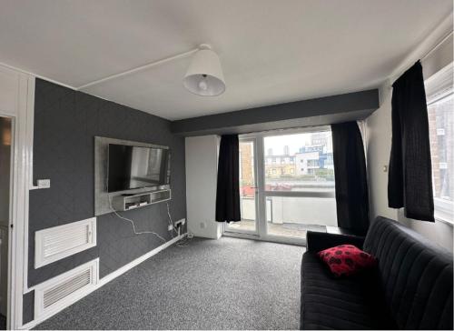 Spacious,1 bed, balcony, Southwark Central London في لندن: غرفة معيشة بها أريكة وتلفزيون
