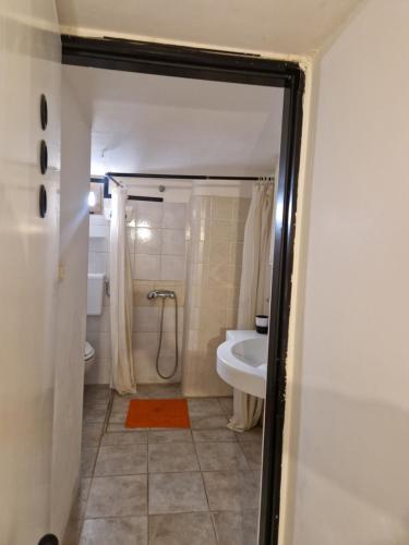 ein Bad mit einer Dusche, einem WC und einem Waschbecken in der Unterkunft Tavernetta Giuseppe Verdi in Ugento