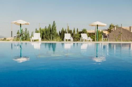 Bazén v ubytování CASERIO INAZARES - PISCINA VERANO SIN CALOr nebo v jeho okolí