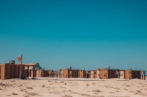 una recinzione nella sabbia nel deserto di Selina Dakhla a Dakhla