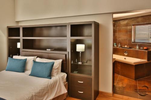 En eller flere senge i et værelse på Bayview 8 Sleeper Langebaan