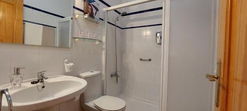 ein Bad mit einem WC, einem Waschbecken und einer Dusche in der Unterkunft Vv Los Balconcitos 31 Los Cancajos in Breña Baja