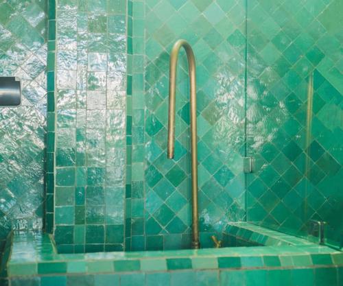 uma casa de banho com um chuveiro com paredes em azulejos azuis em Stella 4 - studio deluxe, rooftop en médina em Essaouira