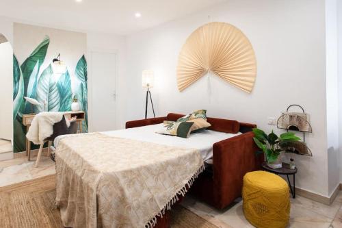 um quarto com uma cama com uma mesa e uma ventoinha na parede em C6 Bailet lix 2mins Palais Festival SEA AC Wifi Balcony em Cannes