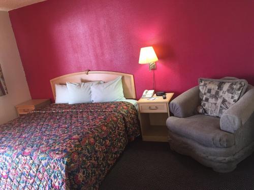 Säng eller sängar i ett rum på Avalon Motel