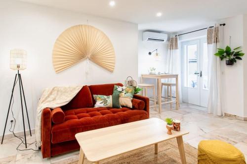 un salon avec un canapé rouge et une table dans l'établissement C6 - Studio Rue Félix Faure 2 min Palais Festivals - AC & Balcony, à Cannes