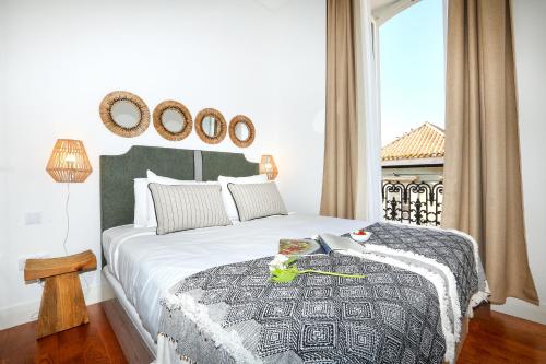 a bedroom with a bed and a window at Offline Mood Apartment in Faro