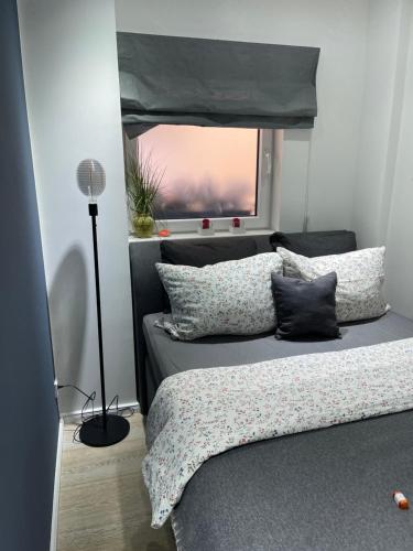 1 Schlafzimmer mit 2 Betten und einem Fenster in der Unterkunft Ferienwohnung am Traveufer in Travemünde
