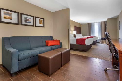 Habitación de hotel con sofá y cama en Comfort Suites Bridgeport - Clarksburg, en Bridgeport