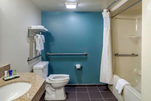 baño con aseo y pared azul en Sleep Inn Marietta-Atlanta near Ballpark-Galleria, en Marietta