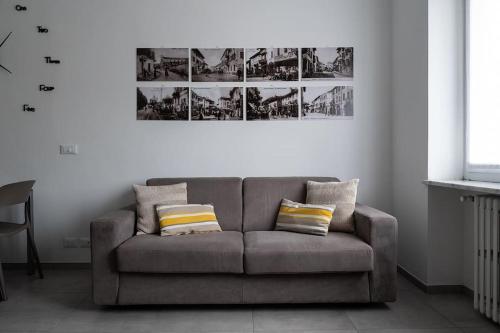a living room with a gray couch with two pillows at Casa Alessia Appartamento Confortevole in Gassino Torinese