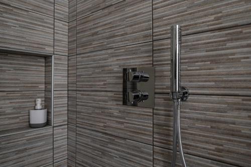 a bathroom with a shower with a glass wall at Casa Alessia Appartamento Confortevole in Gassino Torinese