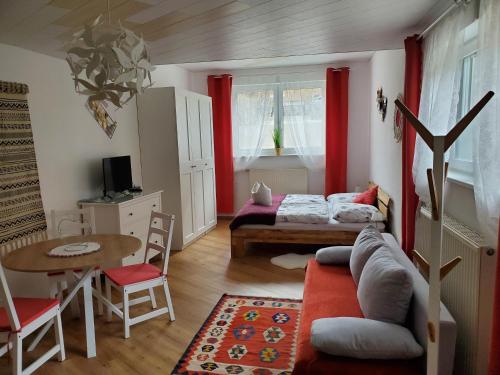 米爾茲楚施拉格的住宿－Andrea，带沙发、床和桌子的客厅