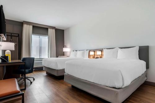 Un pat sau paturi într-o cameră la Comfort Inn & Suites Panama City Beach - Pier Park Area