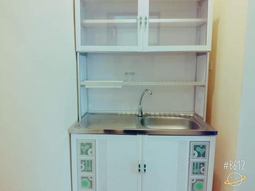 Il comprend une cuisine équipée d'un réfrigérateur et d'un évier. dans l'établissement Baan Krunah, à Krabi