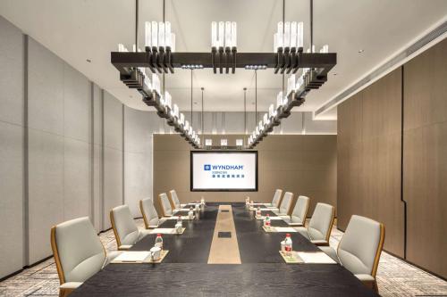 a long conference room with a long table and chairs at Wyndham Xiong'an in Baoding