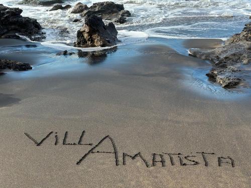 カレタ・デ・フステにあるVilla Amatista Salinas Golf & Beachの砂浜の上に記された文字