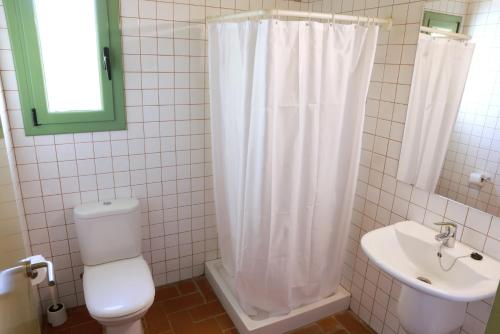 y baño con aseo y lavamanos. en Masia Rural Cal Belles Mas, en Riudarenes