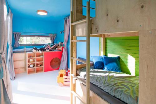 1 Schlafzimmer mit 2 Etagenbetten mit blauen Wänden in der Unterkunft Sobieszepty, odetchnij ciszą in Danzig