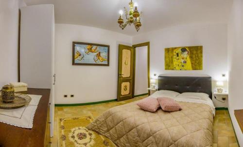1 dormitorio con 1 cama grande y 2 almohadas en Dal Duca Federico, en Mondavio