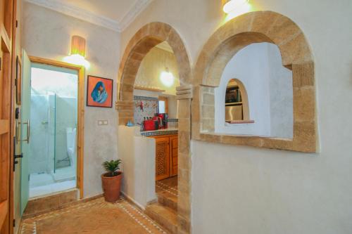 索維拉的住宿－Stella 1 - joli appartement en médina avec cheminée，设有带拱形天花板的浴室和带淋浴的浴室。