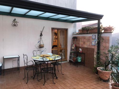 a patio with a table and chairs on it at La Casa nella Pineta in Fiuggi