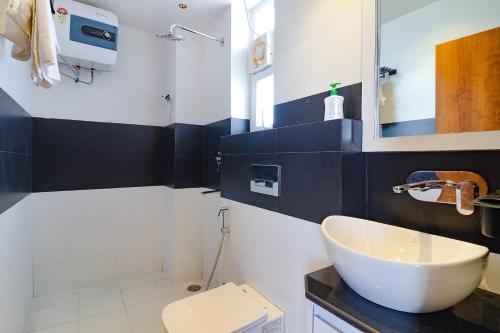 Ένα μπάνιο στο FabHotel Grand Arya