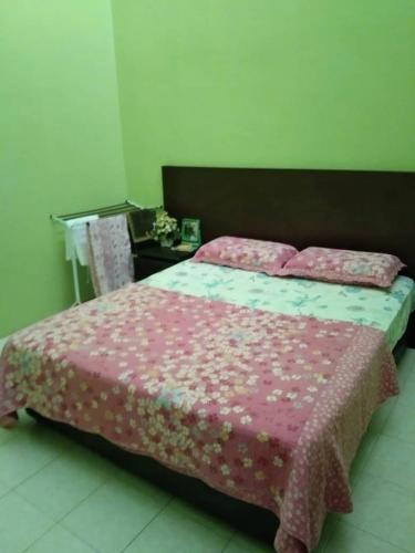 Tempat tidur dalam kamar di NF Homestay near to UUM Sintok