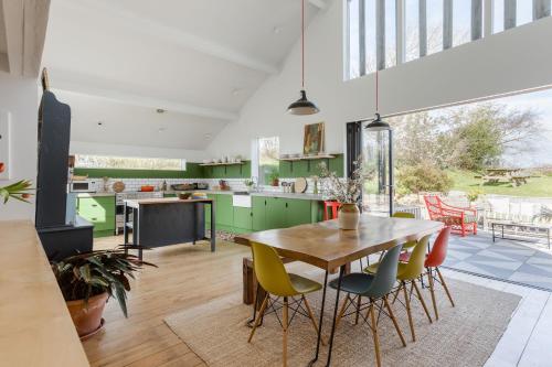 Зона вітальні в The Cob at Venn Farm - Award Winning Architecture with Hot Tub Near Cornish Surf Beaches