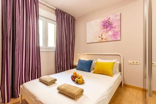 Un dormitorio con una cama con fruta. en Three bedrooms apartment, en Barcelona