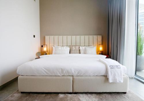 Postel nebo postele na pokoji v ubytování Brand-new 1BR Stella Maris Dubai Marina by Rich Stay