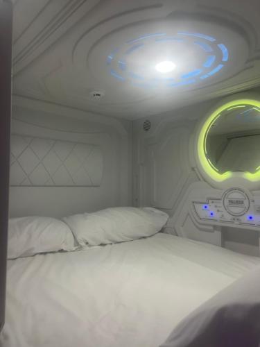 Habitación pequeña con cama en un avión en Limin Hostel Capsules, en Valencia