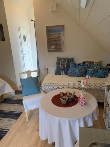 O zonă de relaxare la Mysigt rum i villa med egen ingång och nära havet.