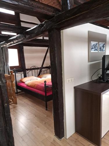 Dormitorio con litera y TV. en Ferienwohnung Gesindestube, en Brotterode