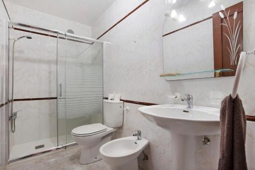y baño con aseo, lavabo y ducha. en Casa Rosi, en Gran Tarajal
